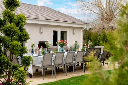 Outdoor dining at Sunset Retreat, Kent