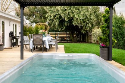 Outdoor pool at Sunset Retreat, Kent