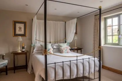 Four poster bedroom at Elliot Cottage, Kingham, Cotswolds