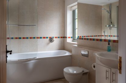 A bathroom at Greenhow Cottage, Kingham, Cotswolds