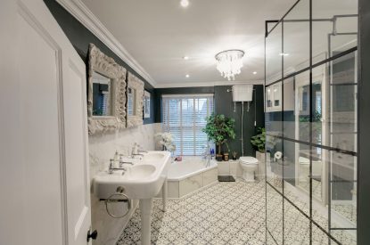 A bathroom at Wye Valley Manor, Ross on Wye