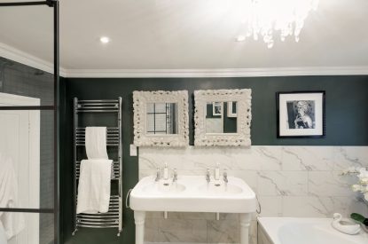 A bathroom at Wye Valley Manor, Ross on Wye