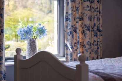 A twin bedroom at Copper Beech Cottage, Dulverton