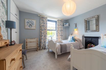 A twin bedroom at Copper Beech Cottage, Dulverton