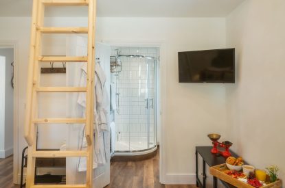 Mezzanine Super king size bedroom at Splendor Retreat, Chapmanslade, Wiltshire