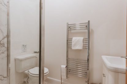 An en-suite bathroom at Galileo, Shropshire