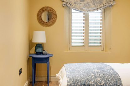 A twin bedroom at Lemon Tree Cottage, Cotswolds