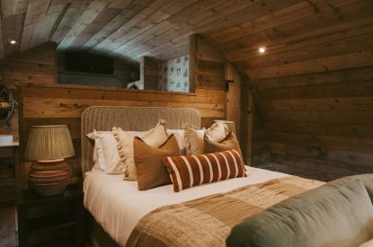 The king size bed at Rosemary Pyggy, Hampshire