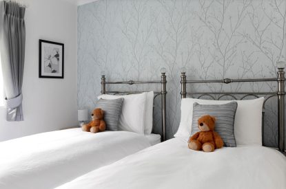 A twin bedroom at Springhill Cottage, Cotswolds