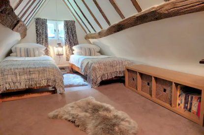 A twin bedroom at Hamble Riverside Cottage, Old Bursledon, Hampshire
