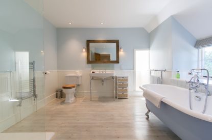 A bathroom at Yew Tree Farmhouse, Somerset