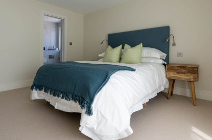A king sized bedroom at Skippers Retreat, Hamble