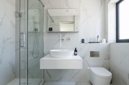An en-suite bathroom at Skippers Retreat, Hamble