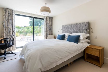 A king sized bedroom at Skippers Retreat, Hamble