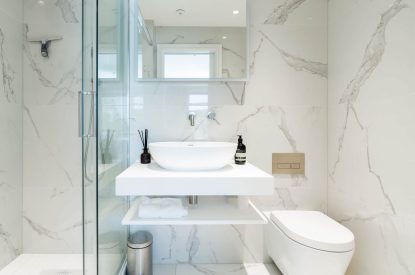 An en-suite bathroom at Skippers Retreat, Hamble