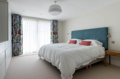A king sized bedroom at Skippers Retreat, Hamble
