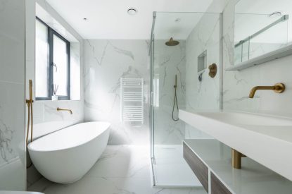 An en-suite bathroom at Skippers Retreat, Hamble