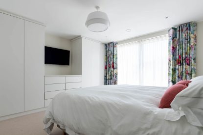 A king sized bedroom at Skippers Retreat, Hamble