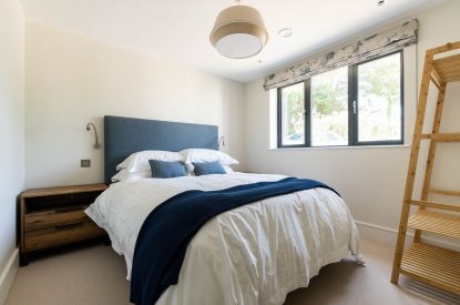 A king sized bedroom at Skippers Retreat, Hamble