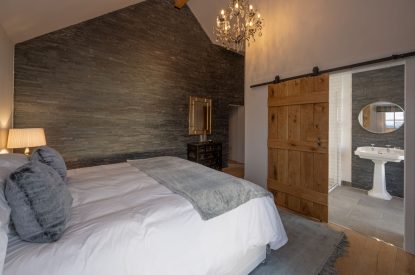 A king sized bedroom at The Aulde Byre, Perthshire 