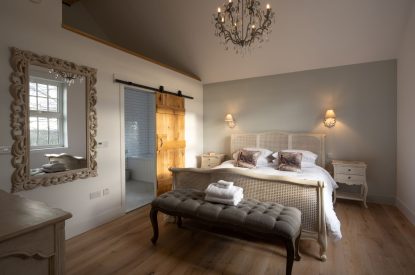 A king sized bedroom at The Aulde Byre, Perthshire 