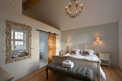 A king sized bedroom at The Aulde Byre, Perthshire 
