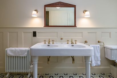 A bathroom at Plas Glan Menai, Anglesey
