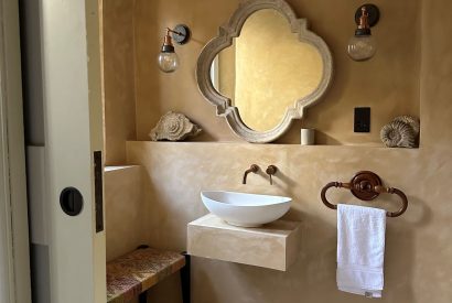 A bathroom at Plas Glan Menai, Anglesey