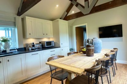 The kitchen-diner at Wheatsheaf Barn, Hampshire
