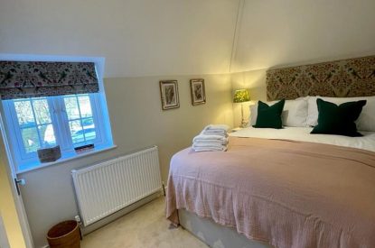A double bedroom at Ridgebrook Cottage, Hampshire