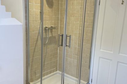 A bathroom at Evergreen Cottage, Hampshire