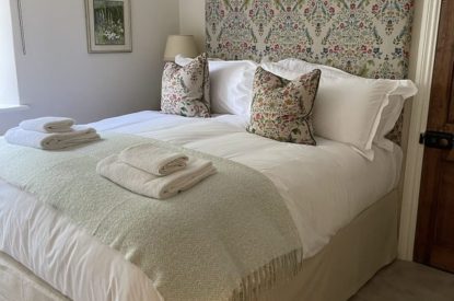 A double bedroom at Evergreen Cottage, Hampshire