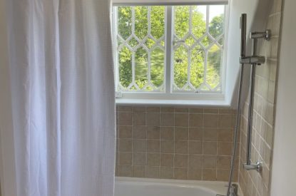 A bathroom at Evergreen Cottage, Hampshire