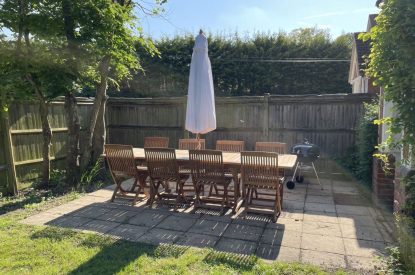 Outdoor dining at Evergreen Cottage, Hampshire