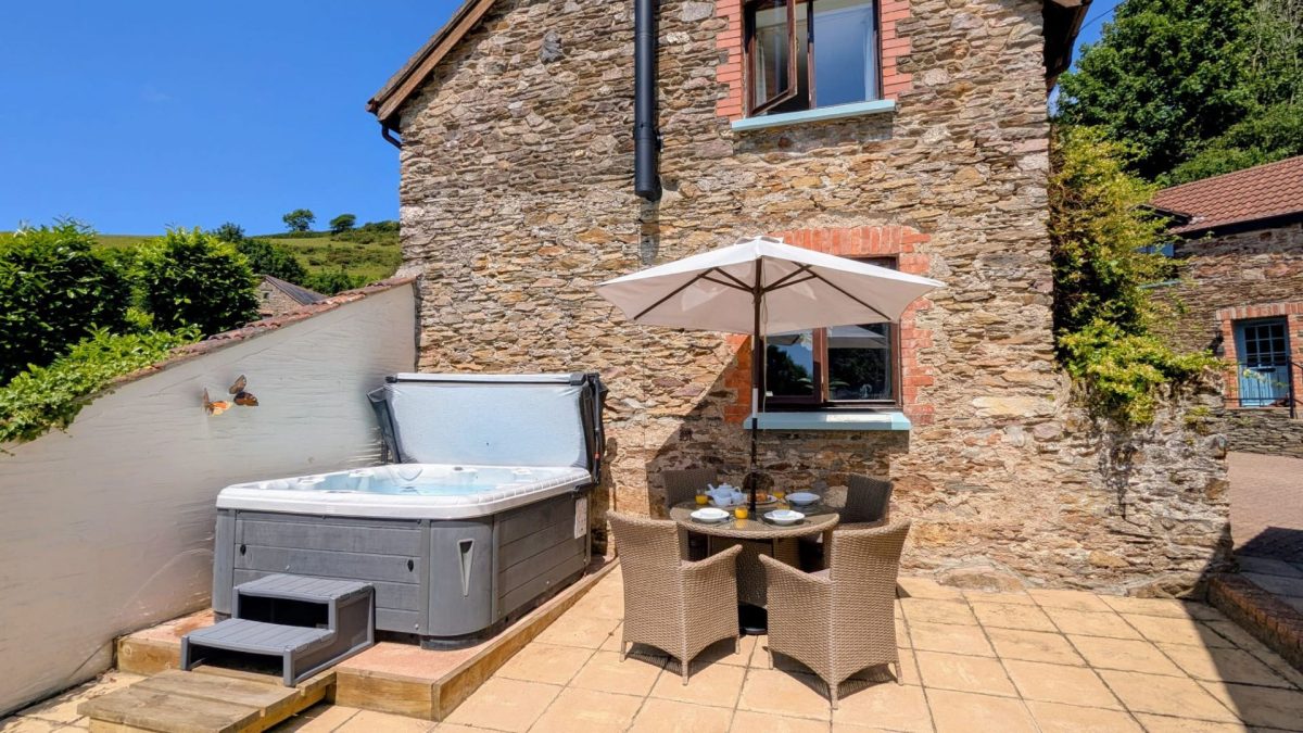 The hot tub at Cuckoo Cottage, Devon