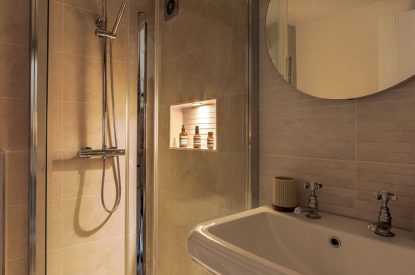 A bathroom at Heartview Cottage, Cotswolds
