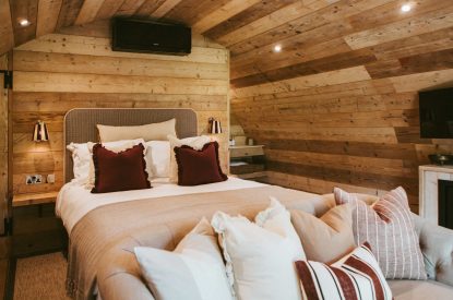 The king size bed at Parsley Pyggy, Hampshire