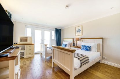 A twin bedroom at Tranquil Shores, Cornwall