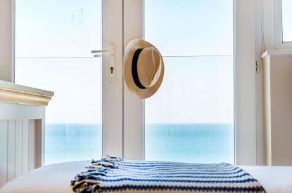 A twin bedroom at Tranquil Shores, Cornwall