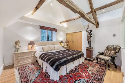 A king size bedroom at Preedy's Cottage, Cotswolds
