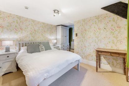 A king size bedroom at Preedy's Cottage, Cotswolds
