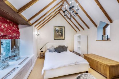 A king size bedroom at Preedy's Cottage, Cotswolds
