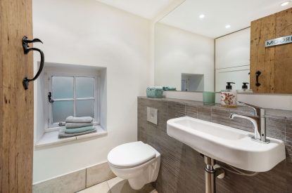 A bathroom at Preedy's Cottage, Cotswolds