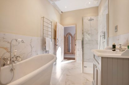 An en-suite bathroom at Priory East Gate, Essex