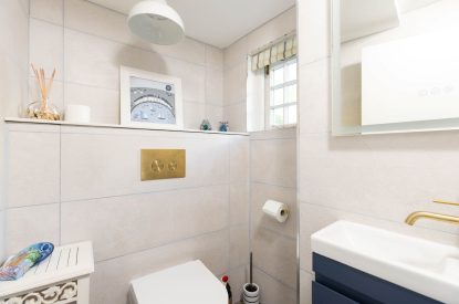 A bathroom at Mariner's Cottage, Cornwall