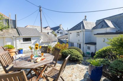 Outdoor dining at Mariner's Cottage, Cornwall
