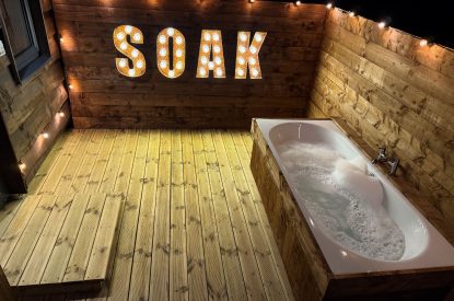 The outdoor bathtub at Monty's Lookout, Worcestershire