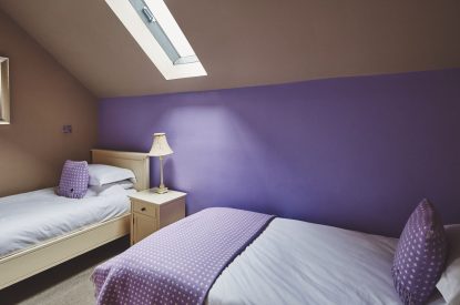 A twin bedroom at Green Pastures Cottage, Peak District