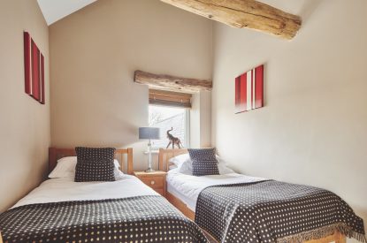 A twin bedroom at Buttermilk Barn, Peak District