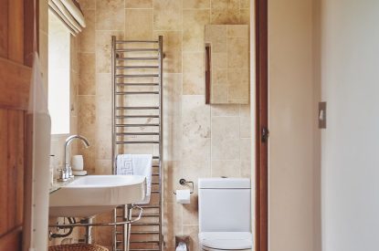 A bathroom at Barn Owl Lodge, Peak District